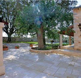 4 bedroom villa with pool near Svetvinčenat, Istria, sleeps 10